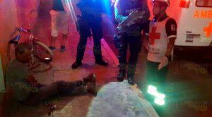 Borracho cae de su bicicleta