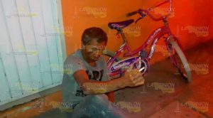 Borracho cae de su bicicleta