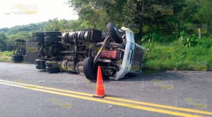 ¡Casi mueren prensados en la carretera!