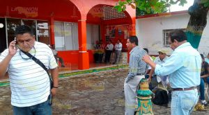 Habitantes toman la alcandía de Chalma