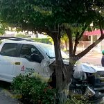 Encontronazo Jetta impacta camioneta de Pemex