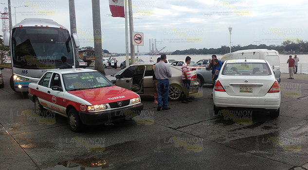 Carambola en bulevar deja daños materiales choqueautosmuchos