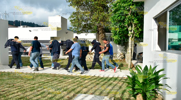 ¡Caen policías!