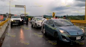 Choque de autos en el distribuidor vial