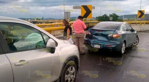 Choque de autos en el distribuidor vial