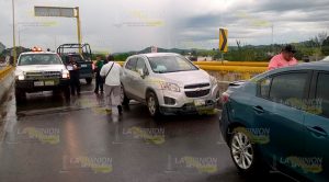 Choque de autos en el distribuidor vial