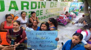 Padres de familia se manifiestan por falta de maestros