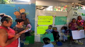Padres de familia se manifiestan por falta de maestros