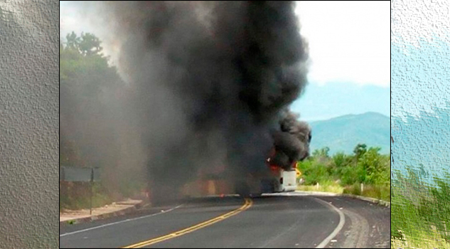 Hombres armados incendian autobús de pasajeros en Guerrero guerrero
