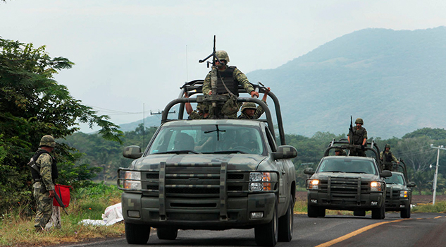 Ejecutan a 7 personas y queman dos vehículos