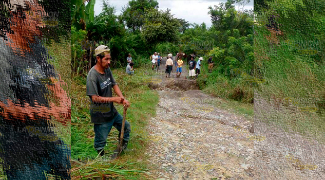 Fuertes lluvias forman zanja sobre un camino habitantes