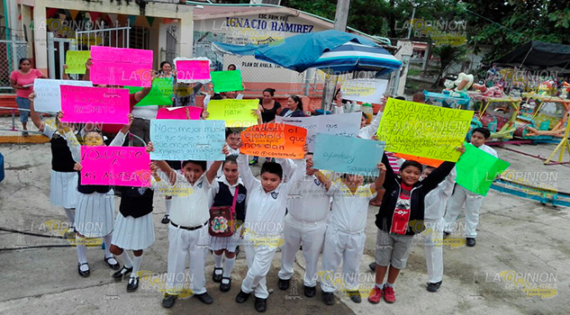 Padres de familia se manifiestan