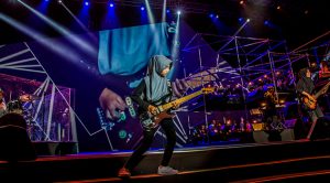 Estas chicas destrozan las cuerdas de sus guitarras y los estereotipos