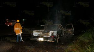 ¡SE INCENDIA CAMIONETA A UN COSTADO DE CARRETERA FEDERAL!