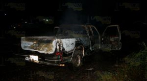 ¡SE INCENDIA CAMIONETA A UN COSTADO DE CARRETERA FEDERAL!