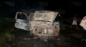¡SE INCENDIA CAMIONETA A UN COSTADO DE CARRETERA FEDERAL!