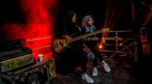 Estas chicas destrozan las cuerdas de sus guitarras y los estereotipos