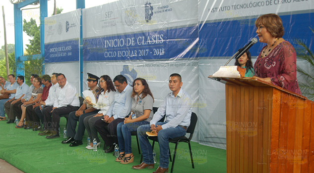 Exhortan a jóvenes a terminar su carrera jovenes