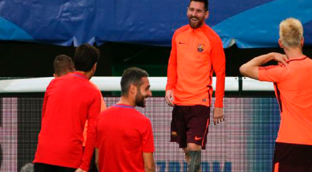 Reciben a Messi como 'extraterrestre' en la ciudad de CR7