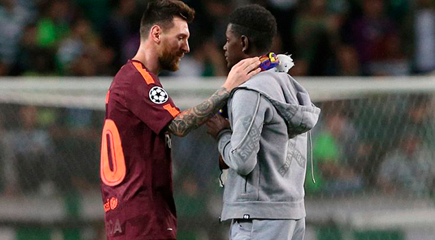 Fan besa pie izquierdo de Lionel Messi