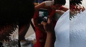 Rescatan a niño bajo los escombros