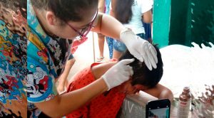 Rescatan a niño bajo los escombros