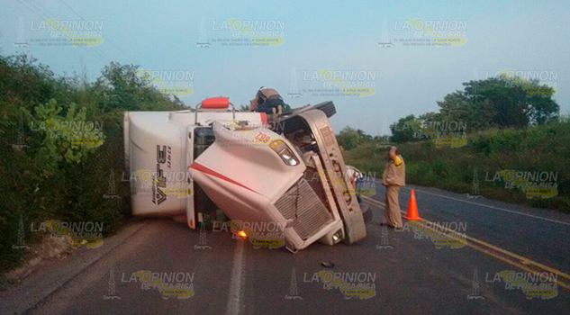 Retiran trailer que volcó en carretera