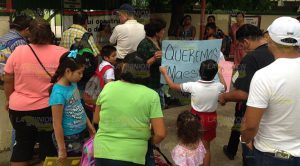 Protestan en primaria ante falta de maestros