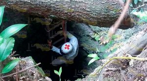 Ebrio cayó a un pozo desde el domingo; sufrió fracturas