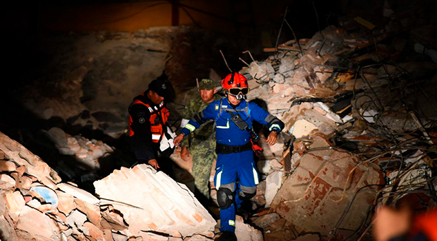 Rescatan a niño bajo los escombros