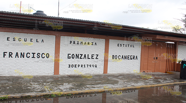 Roban en primaria y se burlan de maestra