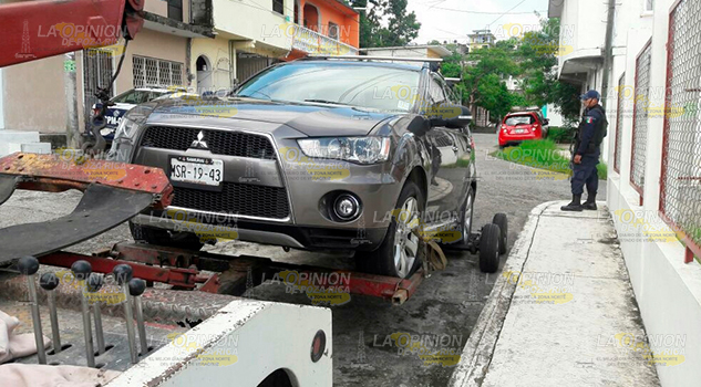 Aseguran camioneta en la que se llevaron a Serna