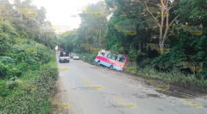 Microbus a punto de volcar a un barranco