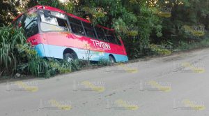 Microbus a punto de volcar a un barranco