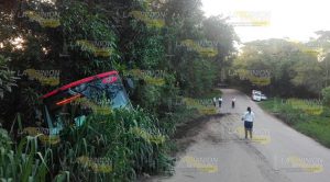 Microbus a punto de volcar a un barranco