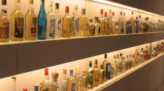 Tequila aplasta a mezcal en el duelo por las gargantas patrias