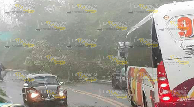 Se registran derrumbes en la carretera