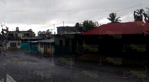 Cae fuerte aguacero en Tlapacoyan