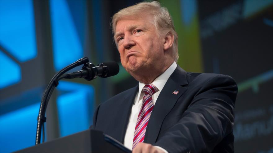 Trump culpa a puertorriqueños de lenta respuesta a huracán María