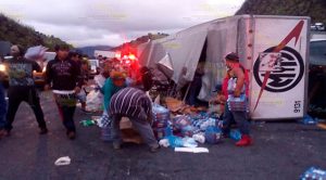 Vuelca camión cargado con ayuda humanitaria