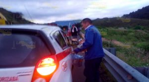 Vuelca camión cargado con ayuda humanitaria