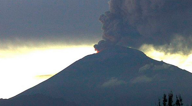 Popocatépetl emite fumarola y cae ceniza