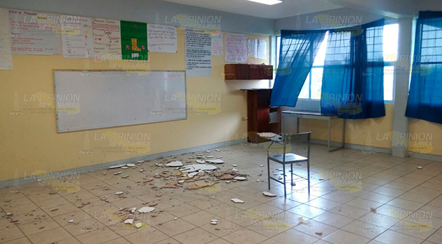 ¡Cae plafón sobre alumnos! ¡Cae plafón sobre alumnos!