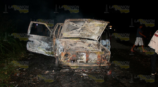 Incendio reduce camioneta a chatarra Álamo Incendio Reduce Camioneta Chatarra