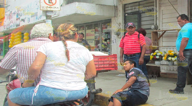 Se impacta motociclista contra automóvil