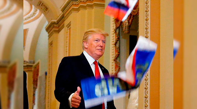 Increpan a Trump en el Capitolio y le lanzan banderas rusas