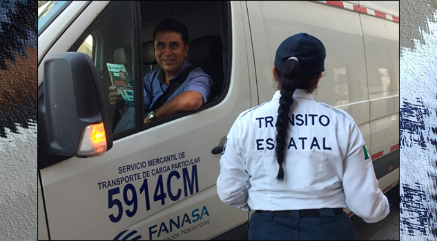 Distribuyen reglamentos de Tránsito a automovilistas de Veracruz A partir de la mañana de este lunes, oficiales de la