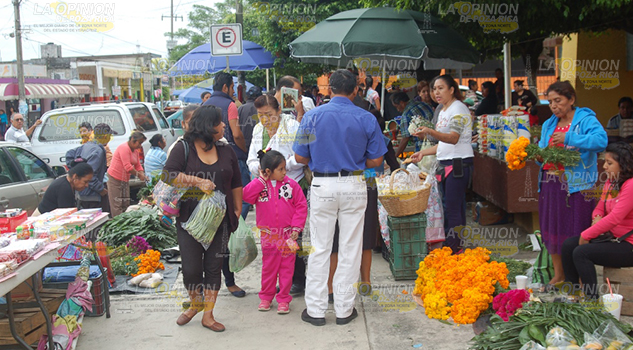 Inició la venta de flores y coronas ACUDIERON