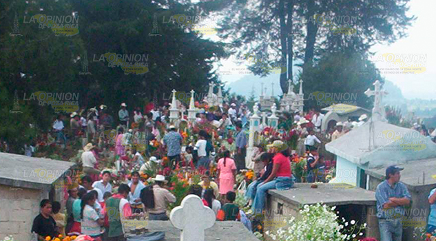Limpian el panteón municipal con motivo del Día de Muertos APLICAN.JPG