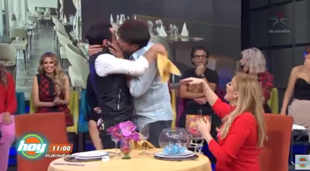 Polémico beso de "El Burro" Van Rankin y José Eduardo Derbez Burro Van Rankin Beso José Eduardo Derbez